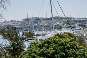 Stunning Seafront Apartment with Marina and Valletta views in Malta